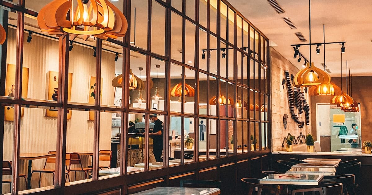 Restaurant-Innenraum mit warmer Beleuchtung während der Ruhepause