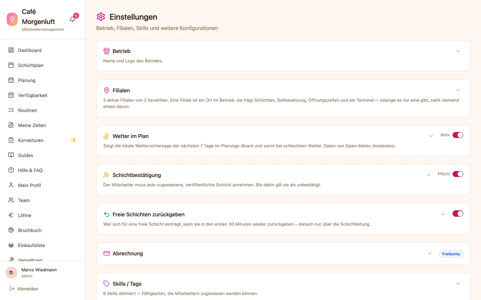 Seite „Einstellungen“ mit den Karten Betrieb, Filialen, Wetter im Plan, Schichtbestätigung, Freie Schichten zurückgeben, Abrechnung und Skills / Tags
