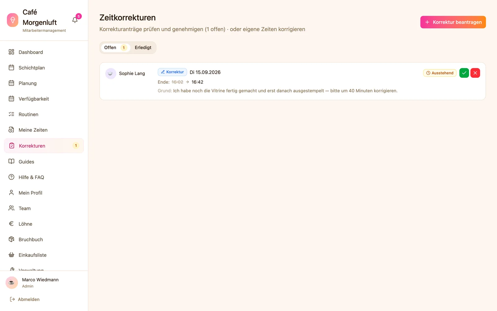 Zeitkorrekturen im Reiter „Offen“ mit einem ausstehenden Antrag von Sophie Lang, die ihr Schichtende von 16:02 auf 16:42 korrigieren möchte