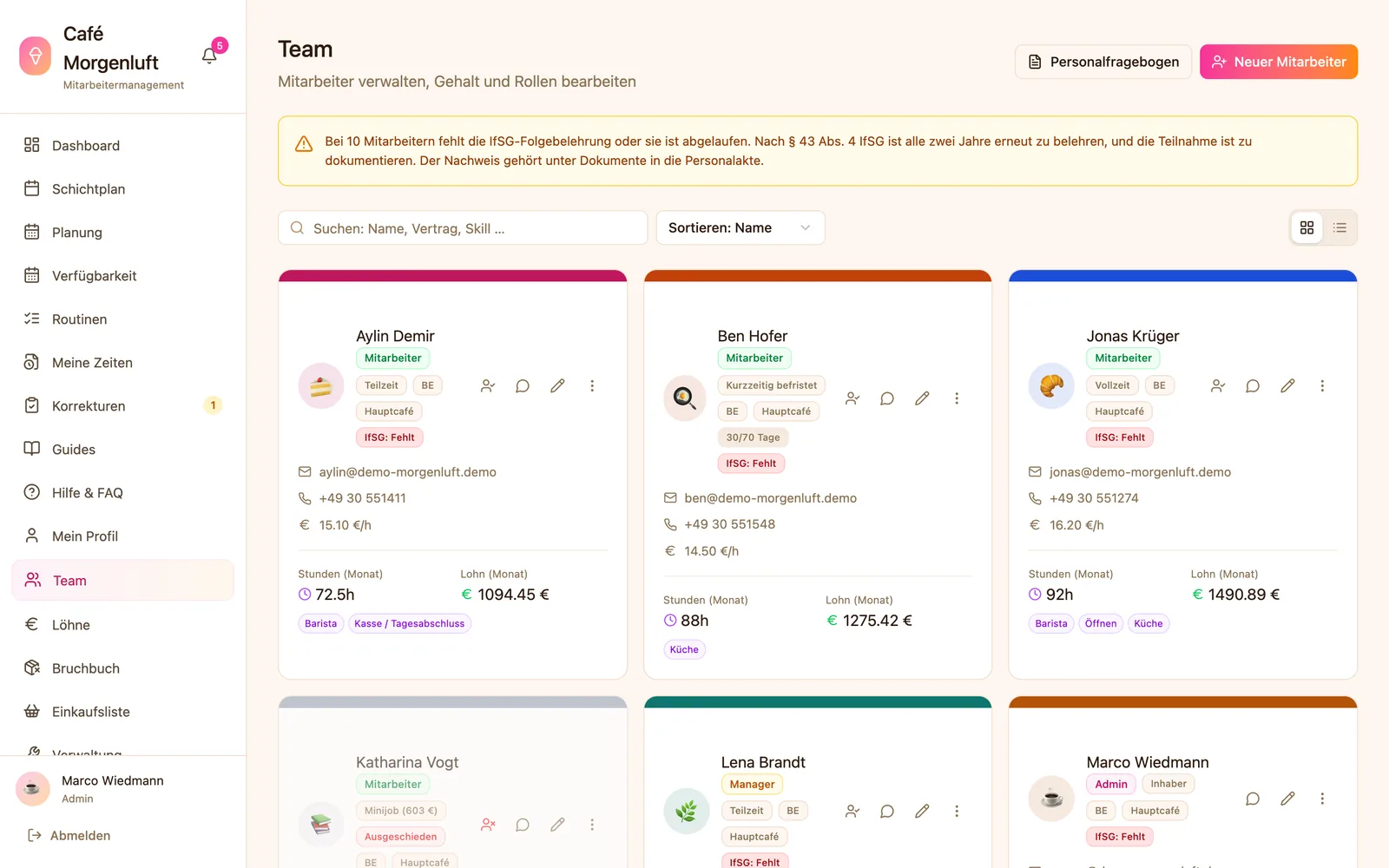 Team-Seite mit IfSG-Hinweis, Suche und Mitarbeiterkarten mit Rolle, Vertrag, Kontaktdaten, Stundenlohn, Monatsstunden und Lohn