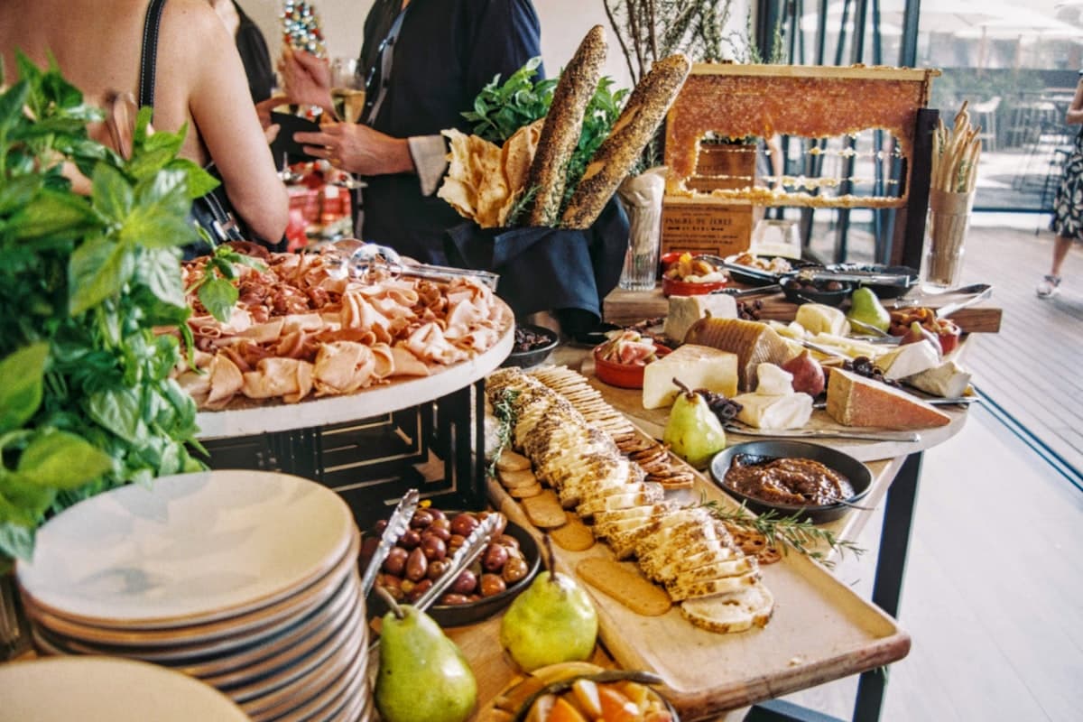 Reichhaltiges Catering-Buffet mit frischen Speisen
